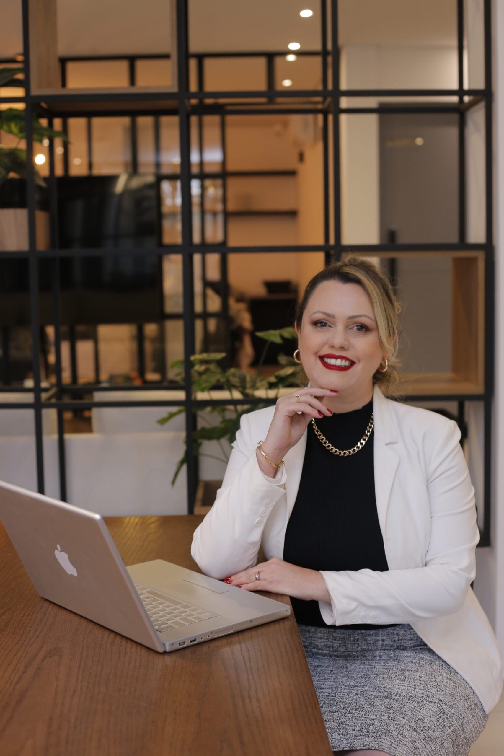 Foto advogada trabalhando no escritório